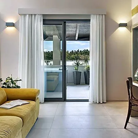 Ros'e Mari Hotel 4*